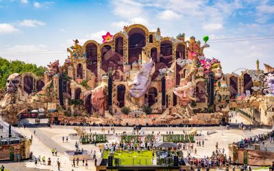 Tomorrowland 2026: il palco alto come un palazzo di 14 piani e il significato dei volti sul Mainstage