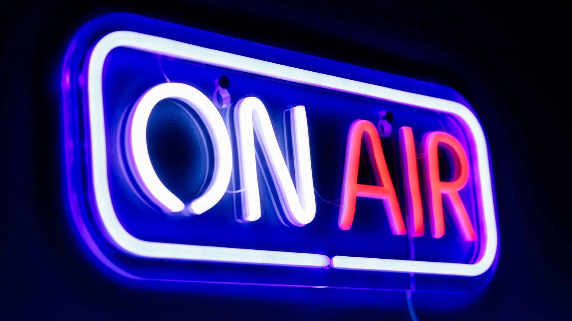 Il paradosso dei tormentoni estivi 2026: la radio cambia idea ogni settimana, lo streaming resta bloccato