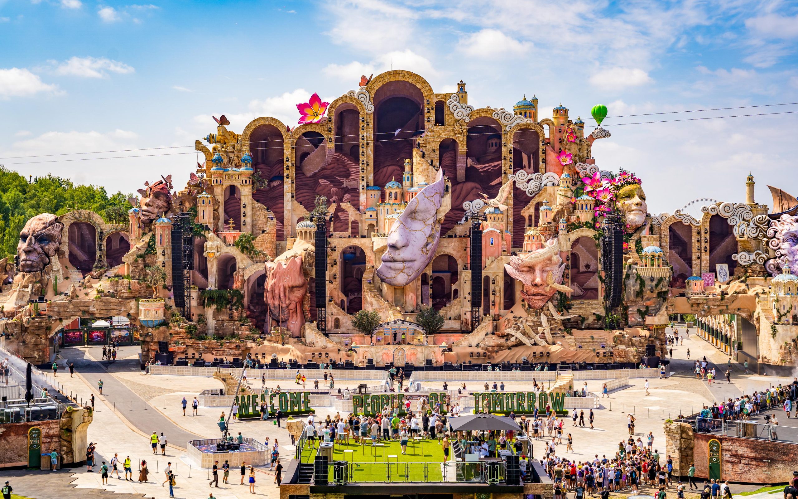 Tomorrowland 2026: il palco alto come un palazzo di 14 piani e il significato dei volti sul Mainstage
