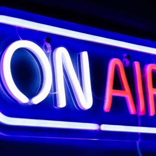 Il paradosso dei tormentoni estivi 2026: la radio cambia idea ogni settimana, lo streaming resta bloccato