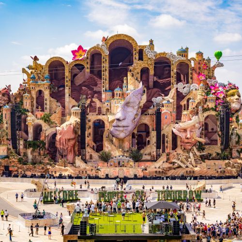 Tomorrowland 2026: il palco alto come un palazzo di 14 piani e il significato dei volti sul Mainstage