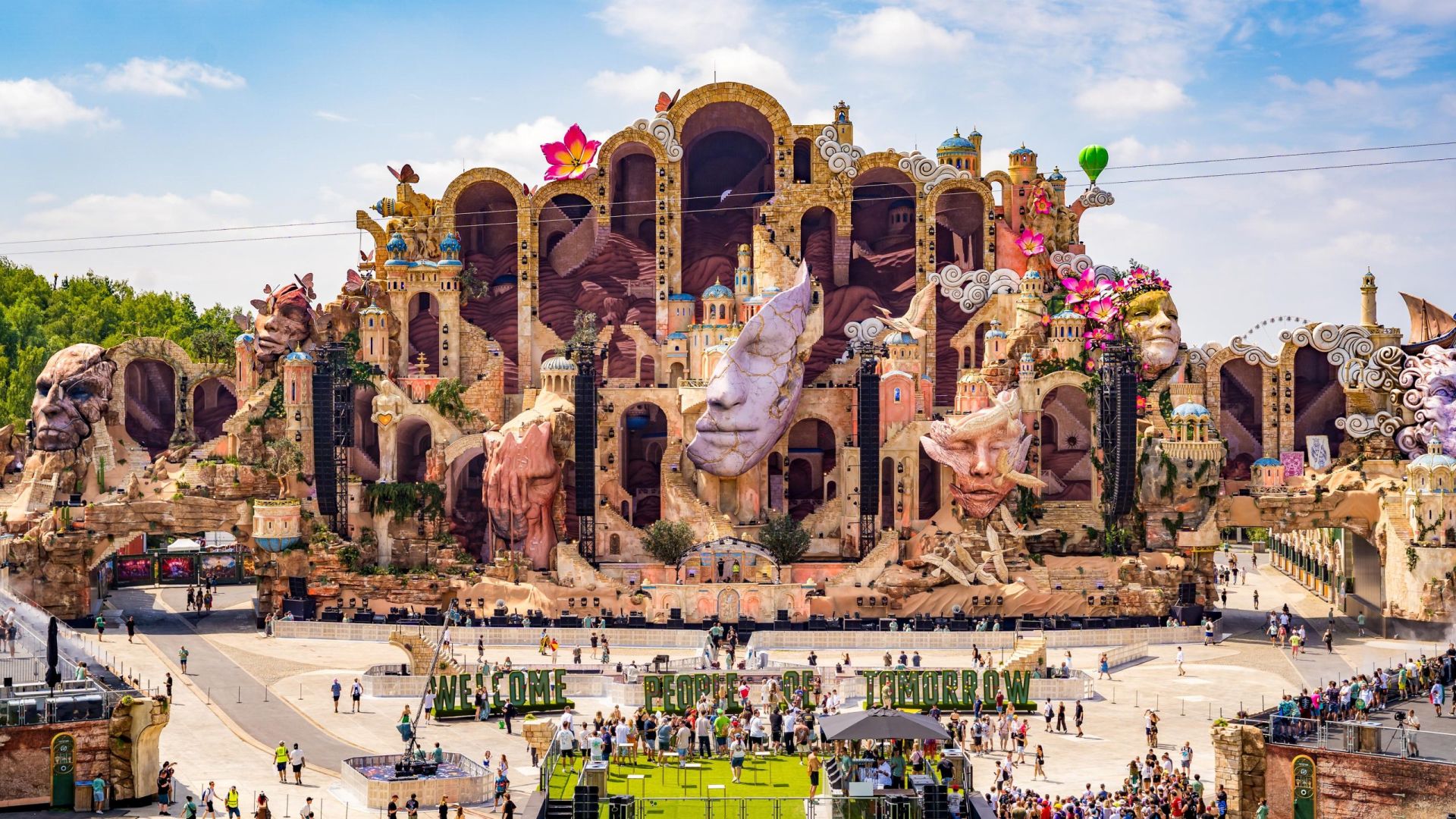 Tomorrowland 2026: il palco alto come un palazzo di 14 piani e il significato dei volti sul Mainstage